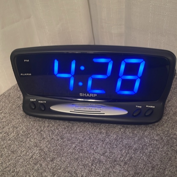 SHARP LED Electric Alarm Clock with Jumbo Blue Numbers SIMPLE TO USE SPC1221XF - Picture 2 of 11